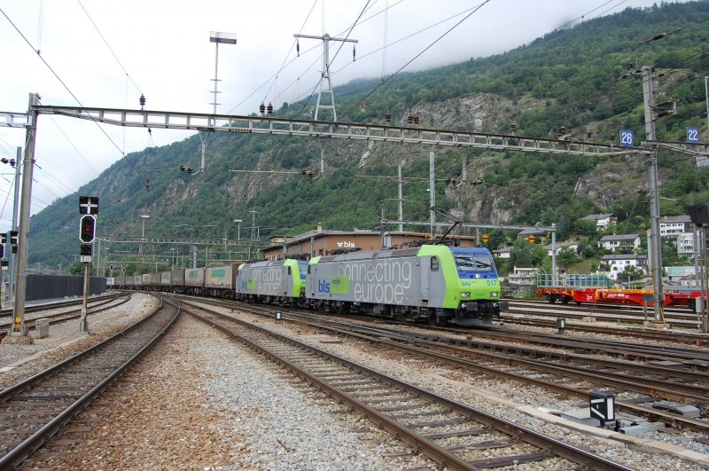 485 017 and a Schwesterlok when entering Brig (05.06.2008) (automatically