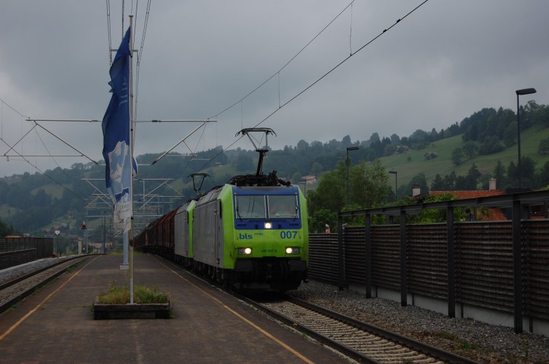Re 485 007 and another drive with a goods train