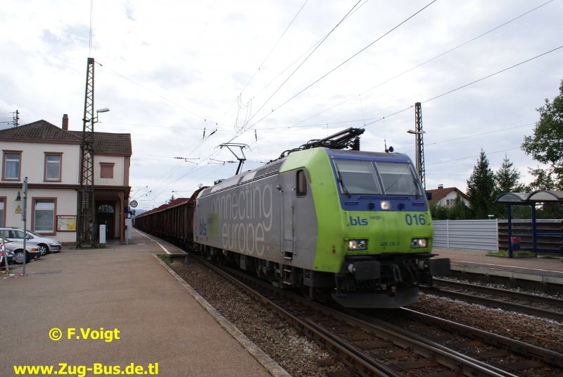 BR 485 016-0 mit einem kurzen G�terzug in Denzlingen 