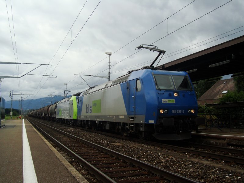 Class 185 535 and a Re 485 boilers with a