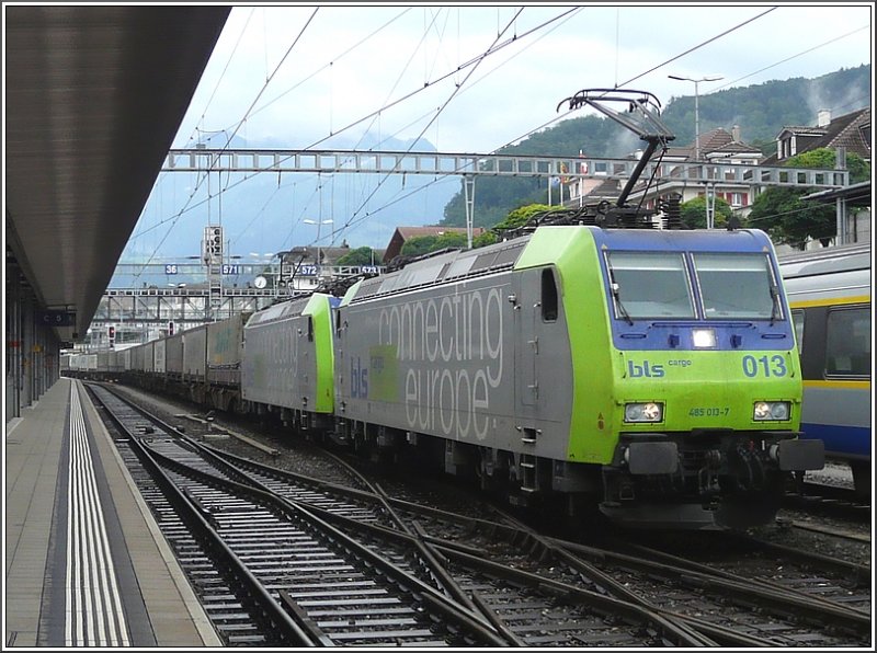BLS E-Lok 485013-7 passes with Schwesterlok at 01:08:08 with a