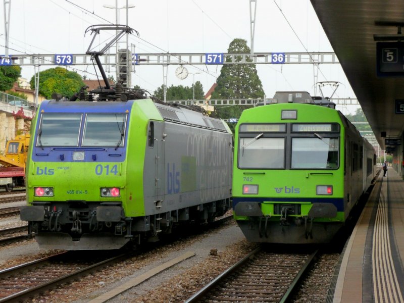 bls - E-Lok 485 014-5 bei Rangierarbeiten neben dem Regio