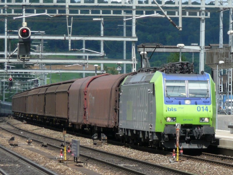 bls - 485 014-5 unterwegs vor G�terzug in Liestal am
