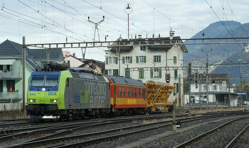 BLS in Villeneuve: die Re 485 004-6 zeigt einer Weiche