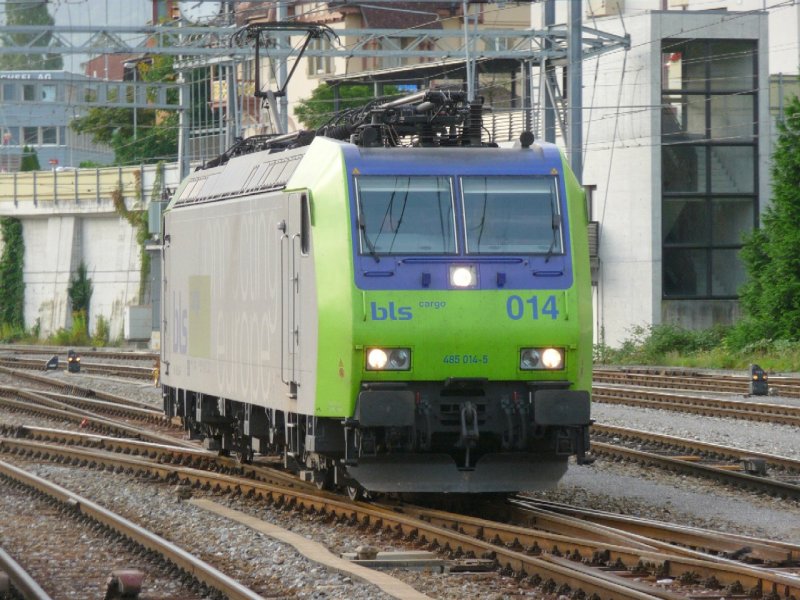 bls - 485 014-5 unterwegs im Bahnhof von Spiez am