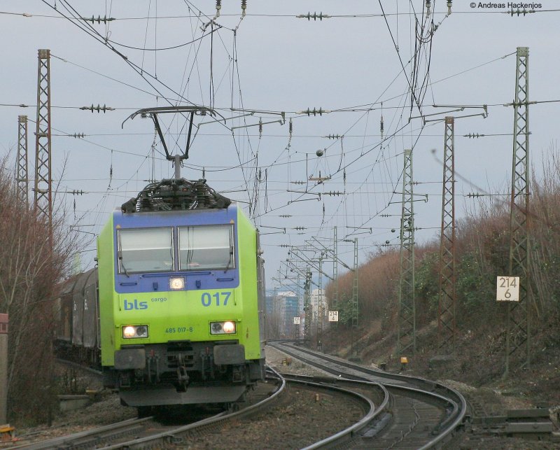 Re 485 017-8 mit einem Mischer Richtung Basel am Abzweig