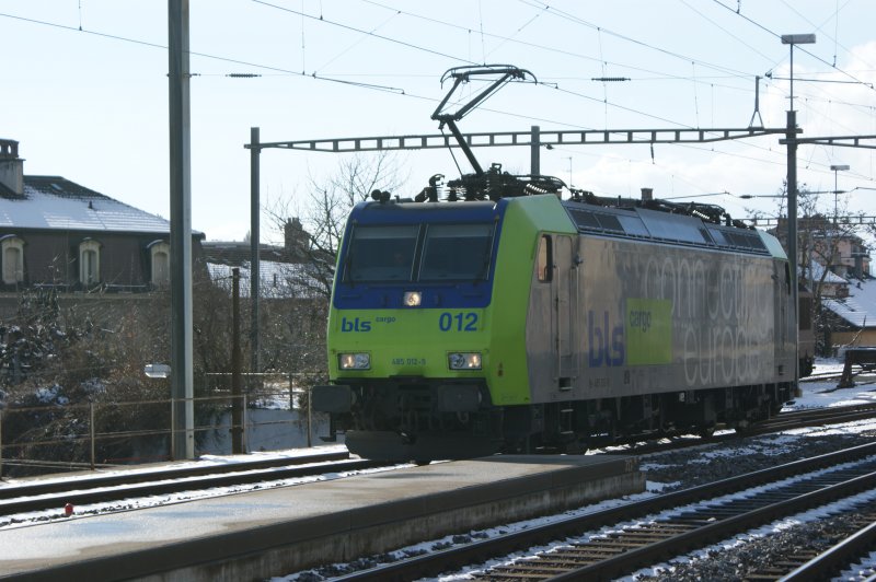 BLS 485012-5 passage through the station Neuchatel on 13/02/2009. (automatically