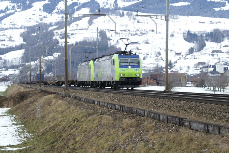 Re and Re 485017-8 485008-7 go on 8.3.2009 with a