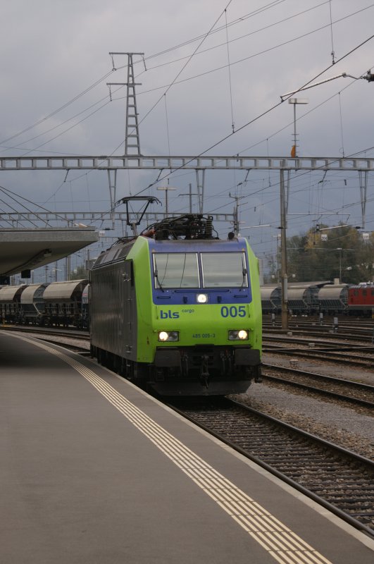 BLS 485005-3 als Lokomotivzug bei der Ausfahrt aus dem Bahnhof