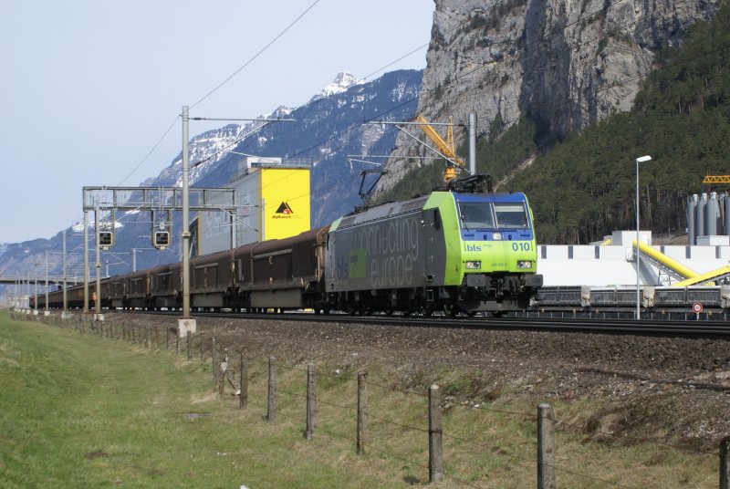 Re 485 010-3 n�hert sich am 14.3.09 mit ihrem G�terzug