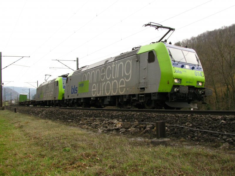 Re 485 014 und 007 mit Rezessions-Hangartner bei Gelterkinden am