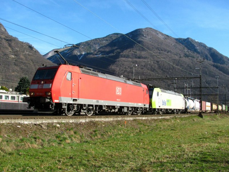 Die DB-BR 185 149 leistet der bls Re 485 007