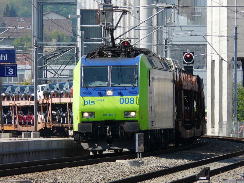 bls Cargo - 485 008-7 vor G�terzug unterwegs beim Bahnhof