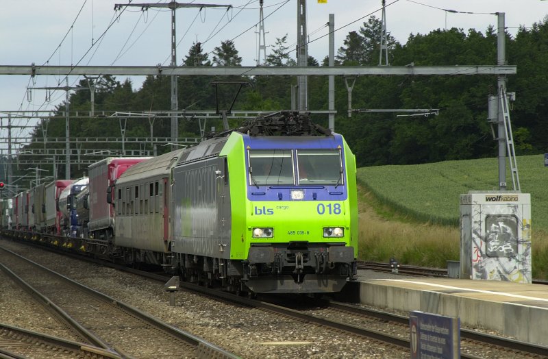 BLS Re 485 mit HUPAC im schlepptau.
24.06.2009 