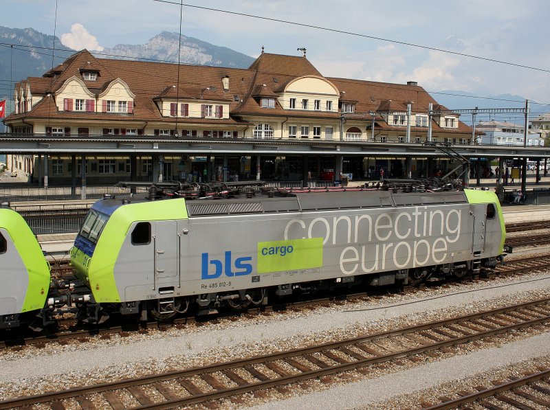 Die Re 485 012 am 02.07.2009 bei der Einfahrt in