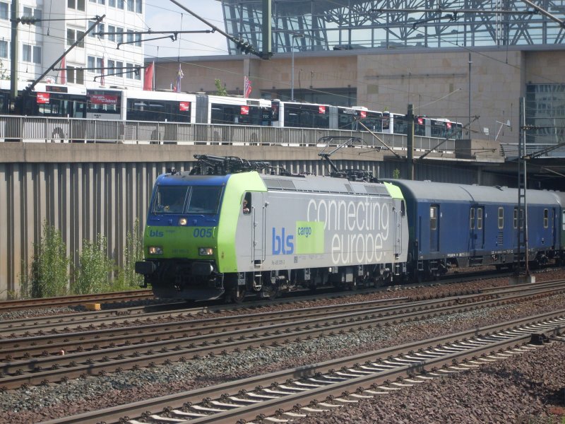 bls 485 005 in Hannover Messe Laatzen mit einem Sonderzug