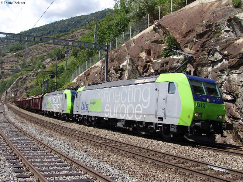 Re 485 013-7 und eine weitere Re 485 am 12.7.05