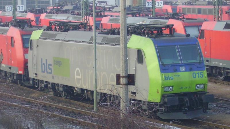485 015 parked in Mannheim Rbf. Photographed from the pedestrian