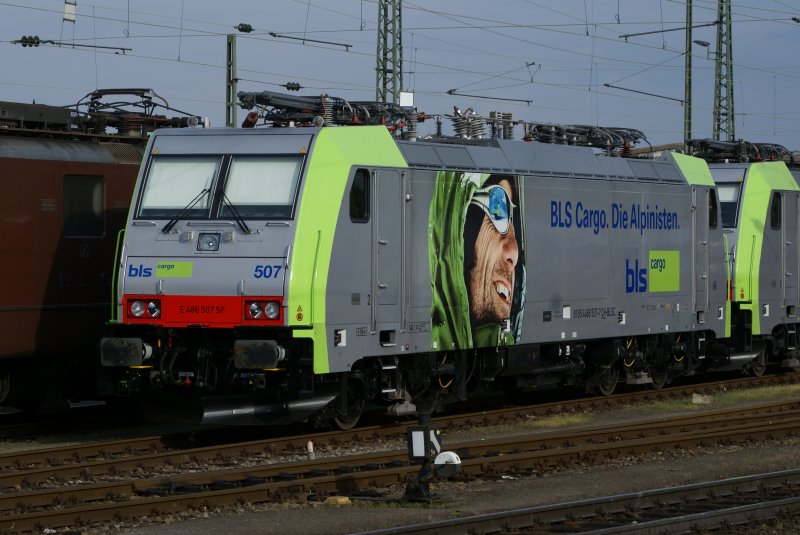 BLS Cargo E486507 SF abgestellt am 18.04.2009 in Basel Badischer