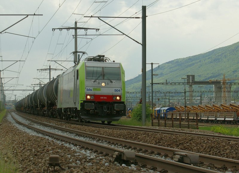 Re 486 504 mit einem �lzug bei Biel Mett; rechts