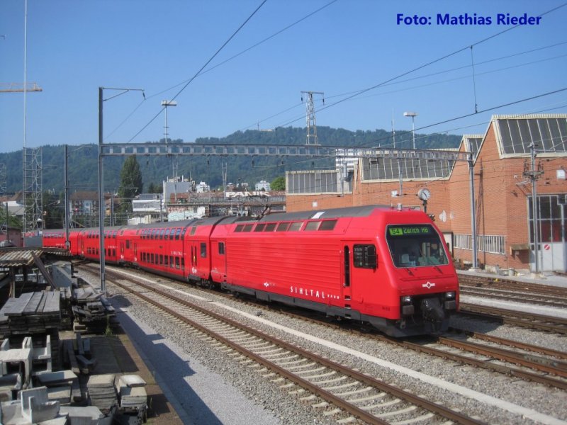 Re 522 der SZU (ex. SBB) auf dem Weg richtung Zrich HB bei der Einfahrt in den Bahnhof Giesshbel am 07.08.09