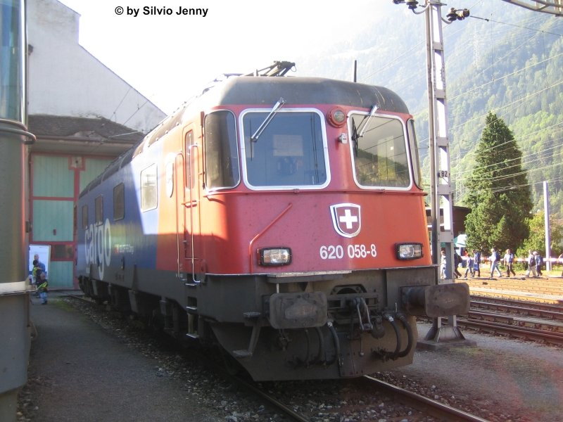 Die ersten Sonnenstrahlen erw�rmen gegen Mittag die Re 620 058-8