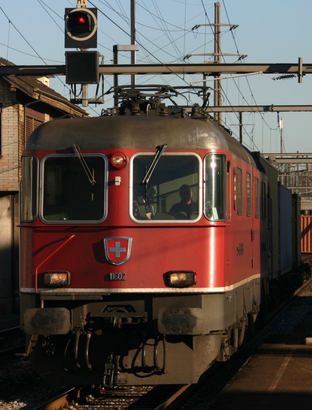 The Re 6 / 6 11 602 has a split
