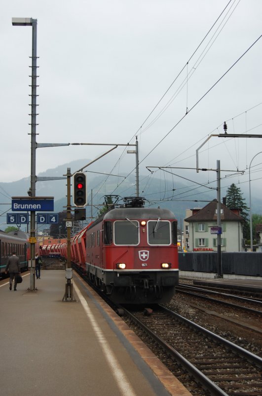 Re 6/6 11671 mit einem Holcim-Zementzug am 05.06.2008 bei der