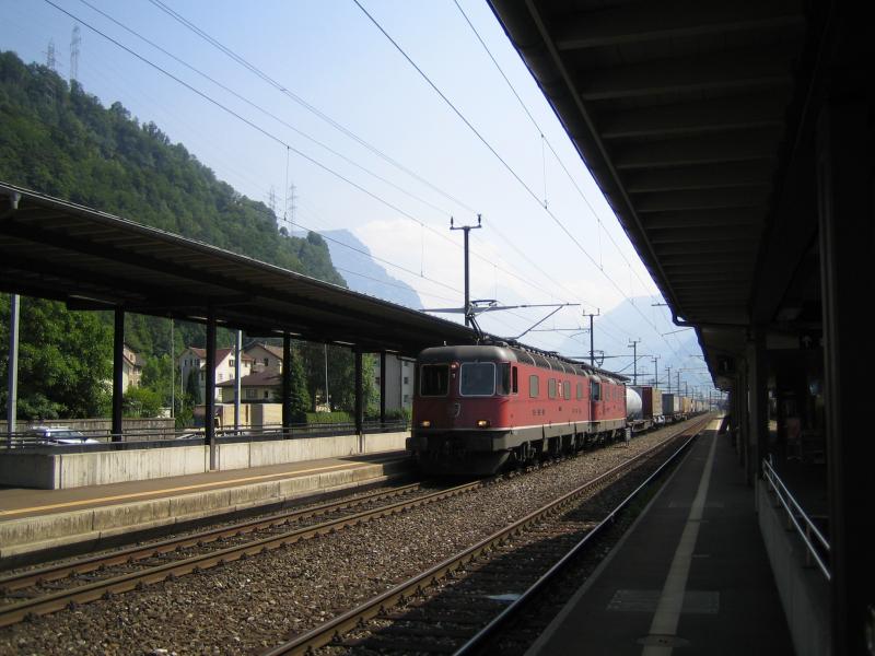 Eine Re 10/10 (Re6/6 und Re 4/4 / ) fuhr am 28.7.05