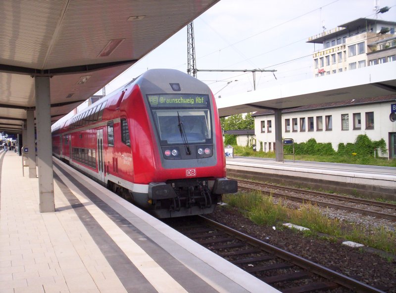 RE 70 aus Braunschweig Hbf ist grade in Bielefeld Hbf angekommen. Zu sehn ist ein 765.5 Steuerwagen. 10.07.2006