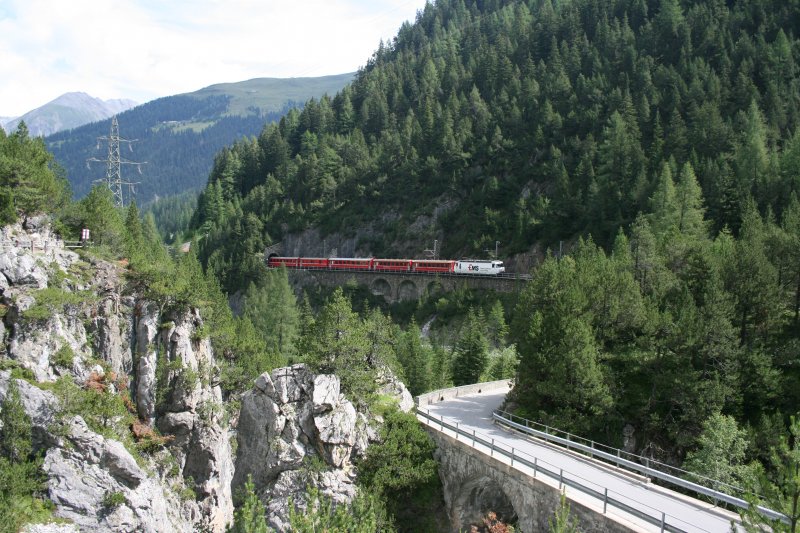 RE Chur - St. Moritz mit Ge 4/4 643 am 29.7.2008 oberhalb Muot. Zuvorderst sind zwei verkrzte Bernina-Zweitklasswagen und ein AB EWII eingereiht; Der Rest des Zuges verbirgt sich noch im Tunnel. 
