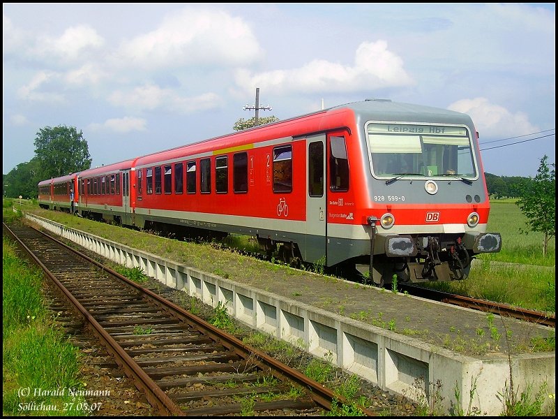 RE26813 Lutherstadt Wittenberg-Leipzig Hbf beim Halt in Sllichau am 27.05.07. Zu Pfingsten reaktivierte die Elbe Saale Bahn den Streckenabschnitt Bad Schmiedeberg - Eilenburg vorbergehend und setzte drei Zugpaare zustzlich auf der Heidebahn fr Pfingstausflgler ein. Von Sllichau aus kann man z.B. leicht die Bunkeranlagen von Kossa besuchen.