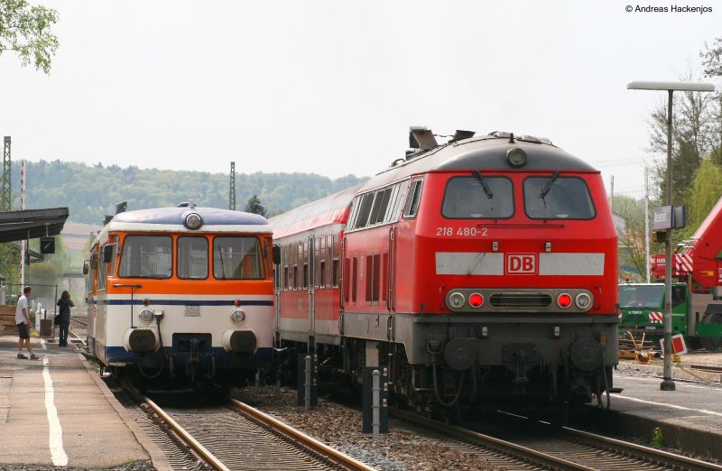 RE4835 (Mannheim Hbf-Heilbronn Hbf) mit Schublok 218 480-2 neben SWEG VT9 mit VS142 als SWE70716 (Aglasterhausen-Meckesheim) in Meckesheim 16.4.09