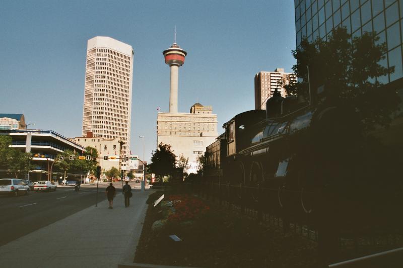 Rechts, leider nicht sehr gut sichtbahr, steht die Dampflok der Baureihe 29 der Canadian Pacific. Dafr sieht man die Stadt Calgary mit dem Calgary-Tower.