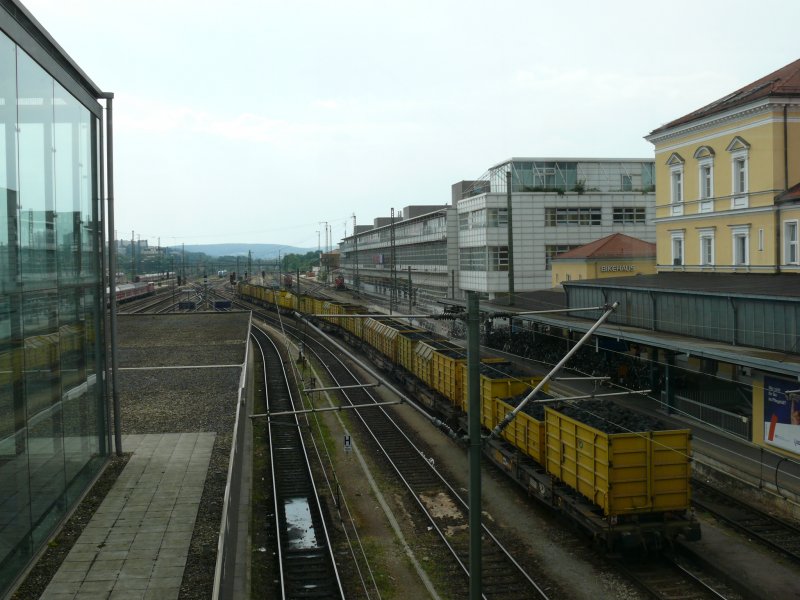 Kohlezug bei der Durchfahrt in Regensburg Hbf 