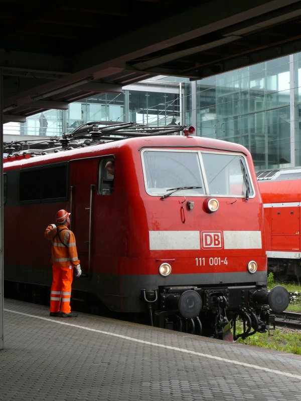 Rangieranweisungen bei 111 001-4 in Regensburg Hbf, 18.07.2009 
