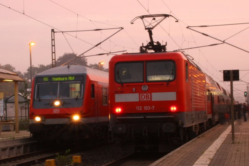 Regionalbahn mit 112 103 steht im Bf. Hagenow Land auf Gleis 2 zur Abfahrt nach Rostock und der Gegenzug auf Gleis 3 nach Hamburg 10/2006