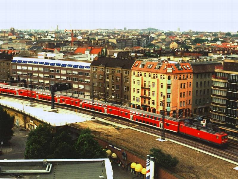 Regionalexpress mit einer Lok der BR 112 (heute: BR 114) auf der Stadtbahn in Berlin, Fahrt Richtung Bhf. Alexanderplatz, im Jahre 1999.