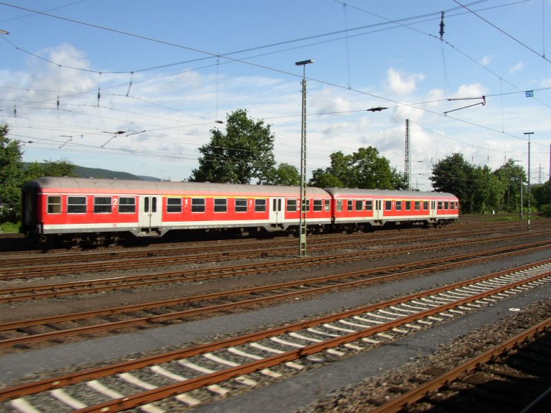 Diese beiden Wagen standen ganz alleine auf einem Abstellgleis im