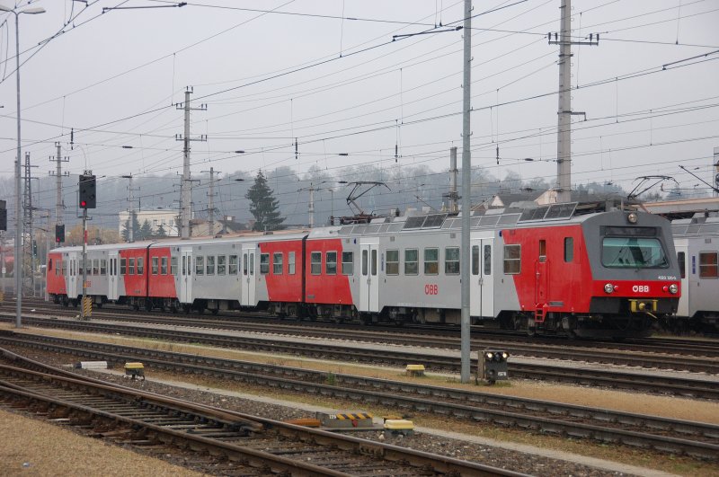 Regionalzug 4020 320-0 flankiert einen weiteren Zug seines Typs im Bahnhof Amstetten. (11.11.2008).