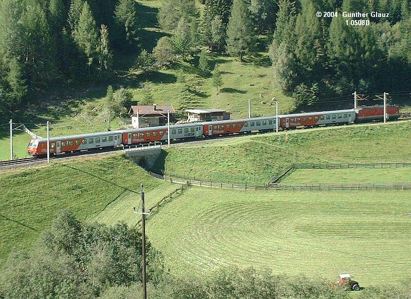 Regionalzug Innsbruck - Brenner mit BB-Lok BR 1144 am 02.09.2004 zwischen St.Jodok und Gries. Bei St.Jodok verlt die Brennerbahn das Wipptal kurz in's Schmirntal, um Hhe zu gewinnen, hier ist der Zug gerade am Ende einer 180 Grad-Kurve und kehrt zurck in's Wipptal. 