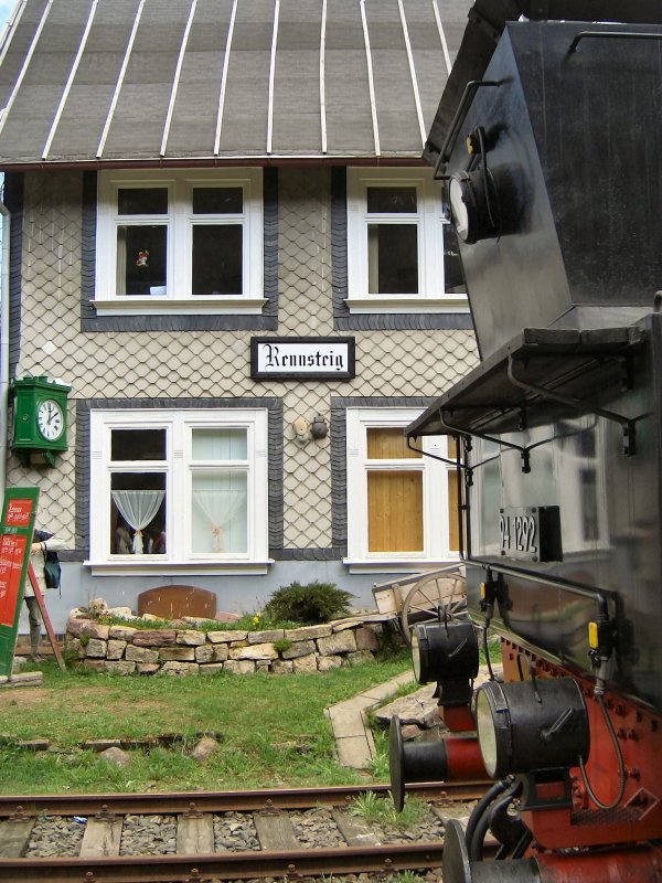 Blick zum EF des Bahnhofs Rennsteig (Strecke Ilmenau-Schleusinngen), rechts Tender