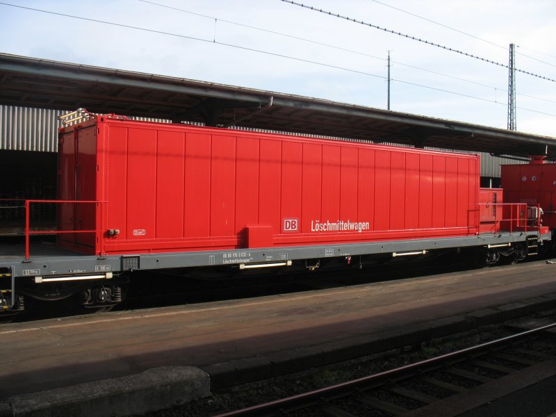 L�schmittelwagen der DB Notfalltechnik, geschoben und gezogen von zwei Einheiten