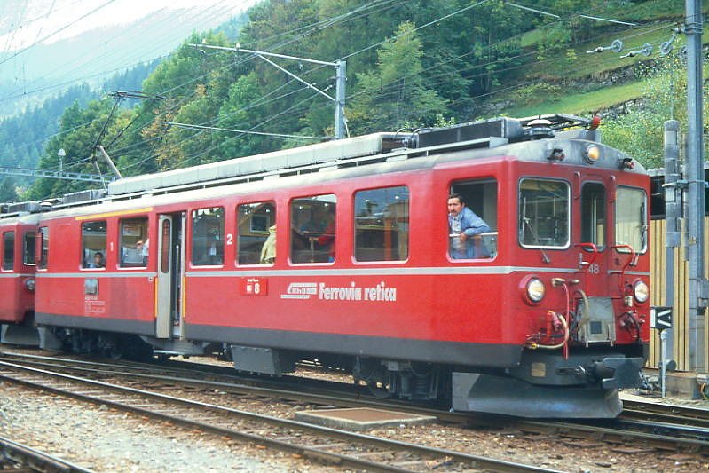 RhB - ABe 4/4 II 48 am 02.10.1990 in Poschiavo - Gleichstromtriebwagen Bernina - Baujahr 1972 - SWS/BBC/MFO/SAAS - 680 KW - Gewicht 41,00t - 1./2.Klasse Sitzpltze 12/24 - LP 16,54m - zulssige Geschwindigkeit 55 km/h - Logo RhB in italienisch. Hinweis: Die Triebfahrzeugserie besteht aus 9 Fahrzeugen mit den Nummern 41 bis 49, gescanntes Dia
