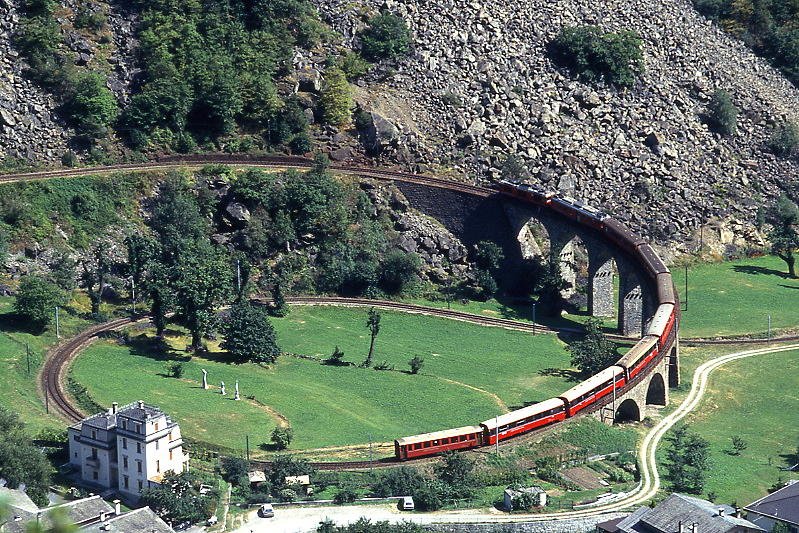 RhB - Bernina-Express C 474 von Tirano nach St.Moritz/Chur am 29.08.1993 auf Kreisviadukt Brusio mit Zweikraftlok Gem 4/4 802 - Triebwagen ABe 4/4 III 54 - AB - B - B - B - A - B - B - B
