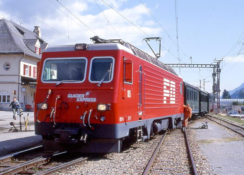 RhB Extrazug-Zerlegung fr GAUBNDEN TOURS 3229 von Landquart nach Disentis vom 29.08.1998 in Disentis mit FO-E-Lok HGe 4/4II 105 - B 2060 - A 1102 - D 4054. Planmig sind in der Mittagszeit gleichzeitig drei bis vier Zge im Bahnhof Disentis. Da an diesen Tag noch ein Dampf-GmP und ein Lschzug zustzlich abzufertigen waren, reichte der RhB-Rangiertraktor fr den Rangierdienst nicht aus und die auf einen Glacier-Express wartende FO-Lok mute kurzfristig mit einspringen. Nach abkoppeln der Dampflok und weiterer Behandlung auf der Drehscheibe holte die FO-Lok erst die Personenwagen von Gleis 2 und verschob sie in Gleis 5 (hier auf den Bild zu sehen) 