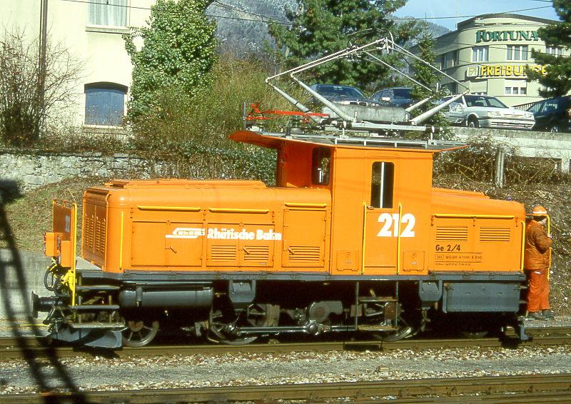 RhB - Ge 2/4 212 am 28.02.1997 in CHUR - RANGIERLOK - Baujahr 1913 - SLM2309/BBC728/RhB -  Gewicht 33,00t - 230 KW - LP 8,70m - zulssige Geschwindigkeit 55 km/h. Mutation: ex Ge 2/4 206 - 1943 Ge 2/4 212. Hinweis: Lok in neuer Lackierung mit groer Nummer.
