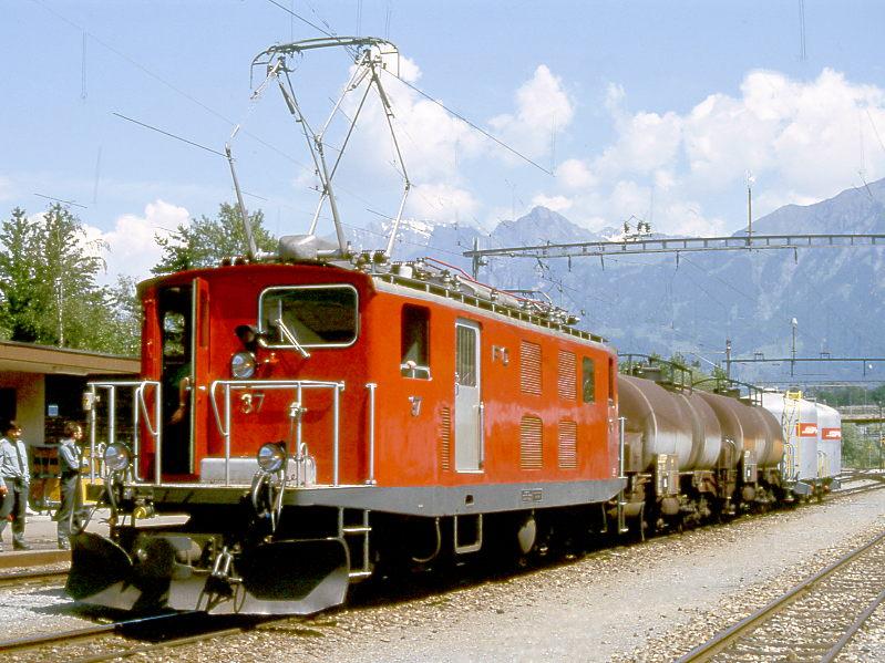 RhB Gterzug 5743 von Landquart nach Ilanz vom 07.06.1993 bei Rangierfahrt in Untervaz mit FO-E-Zahnrad-Lok HGe 4/4I 37 - Uahkv 8150 - Uahv 8155 - Uce 8060 - Uce 8089. Hinweis: dies ist ein Valserzug. Vor Ablieferung der neuen Ge 4/4III-Loks herrschte bei der RhB ab und zu auch fr Planverkehr Triebfahrzeugmangel. So wurde 1992 fr mehrere Monate die FO-Zahnradlok HGe 4/4I 37 angemietet. Auch 1993 gab es noch einmal Triebfahrzeugmangel, so wurde ab 07.06.1993 nochmals die FO-Lok fr den Planverkehr der Valserzge ausgeliehen. Hier wurde die Zahnradlok mit 890 Kw am 1. Einsatztag 1993 mit 50 Achsen Anhngelast voll ausgelastet.  