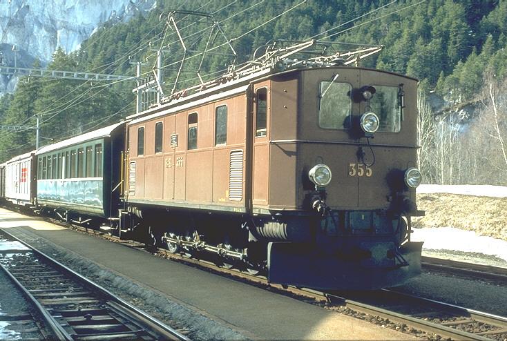 RhB Kastenlok Ge 4/6 Nr.355 (1914)vor einem GmP in Versam-Station
(70er Jahre,Archiv P.Walter)
Heute ist von diesem Typ nur noch die Nr.353 im histor.Fahrzeugbestand der RhB vorhanden