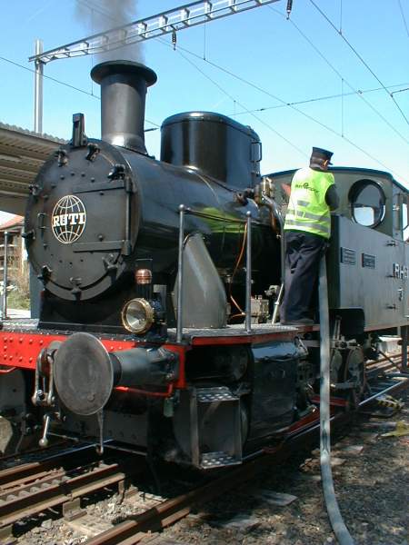 RHB Lok No.3 beim Wasser nehmen,13.05.01 in Heiden